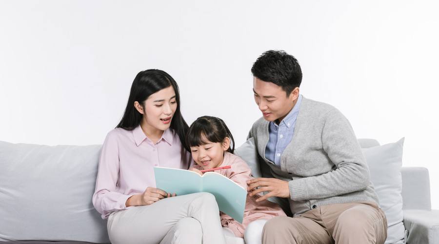 父母和宝宝一起读书
